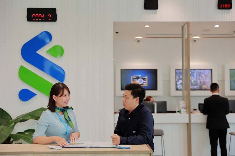 nhan-vien-ngan-hang-standard-chartered-bank